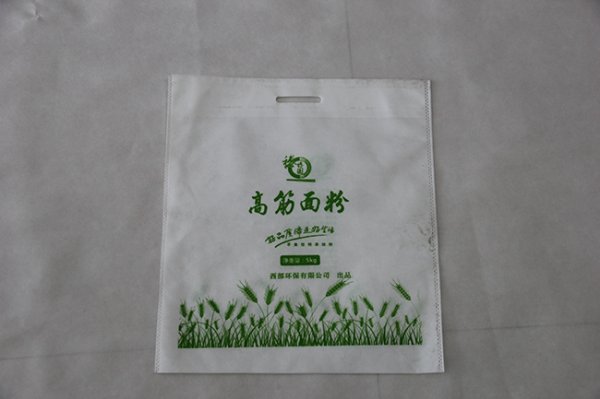 无纺布袋装面粉容易受潮吗